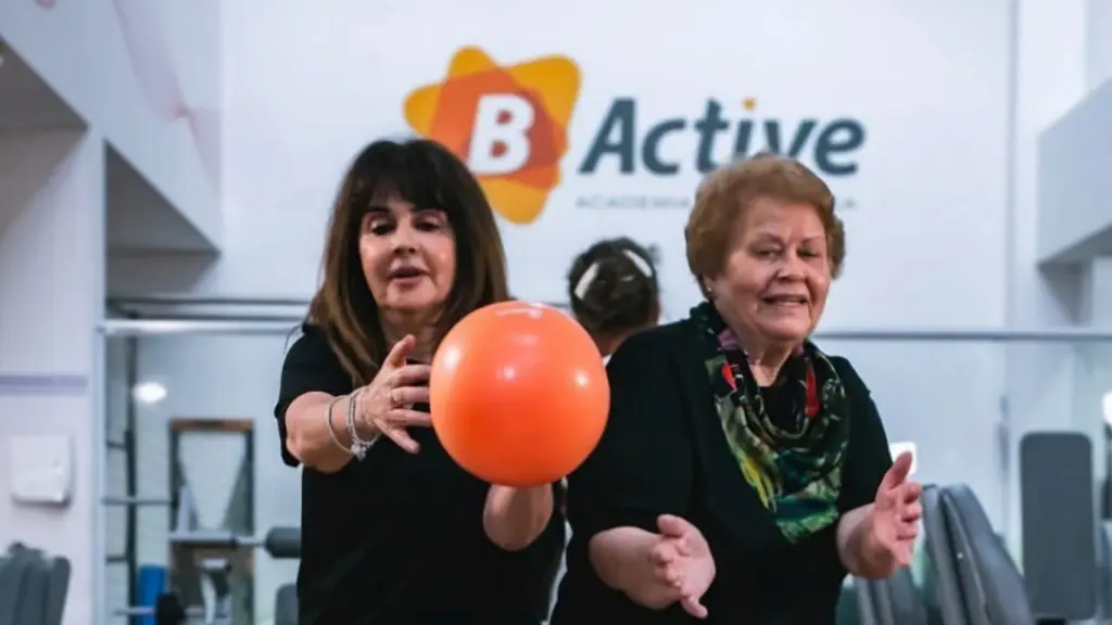 Duas mulheres participam de atividade com balão em ambiente da B-Active.