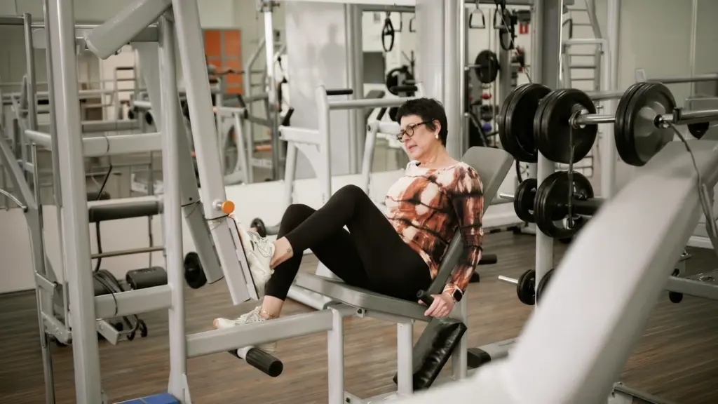 Pessoa idosa utilizando equipamento de exercícios na B-Active.