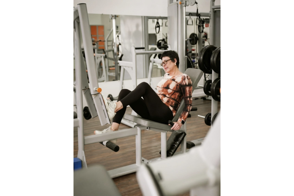 Pessoa idosa utilizando equipamento de exercícios na B-Active.