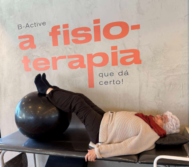 Adulto realizando exercício terapêutico para mobilidade lombar com acompanhamento profissional em ambiente B-Active
