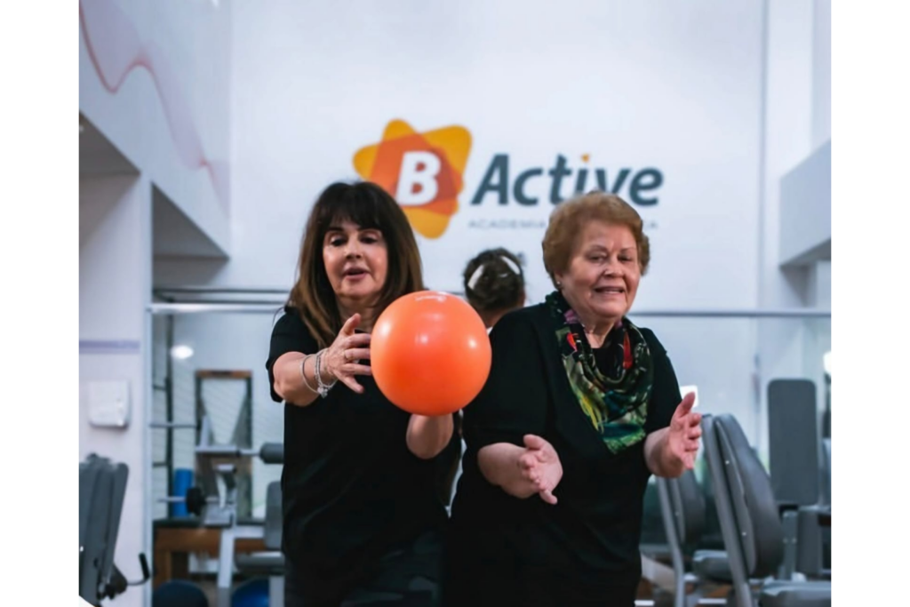 Duas mulheres participam de atividade com balão em ambiente da B-Active.