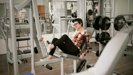 Pessoa idosa utilizando equipamento de exercícios na B-Active.