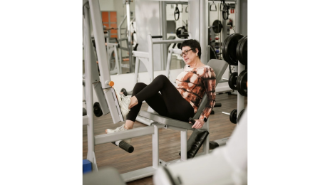 Pessoa idosa utilizando equipamento de exercícios na B-Active.