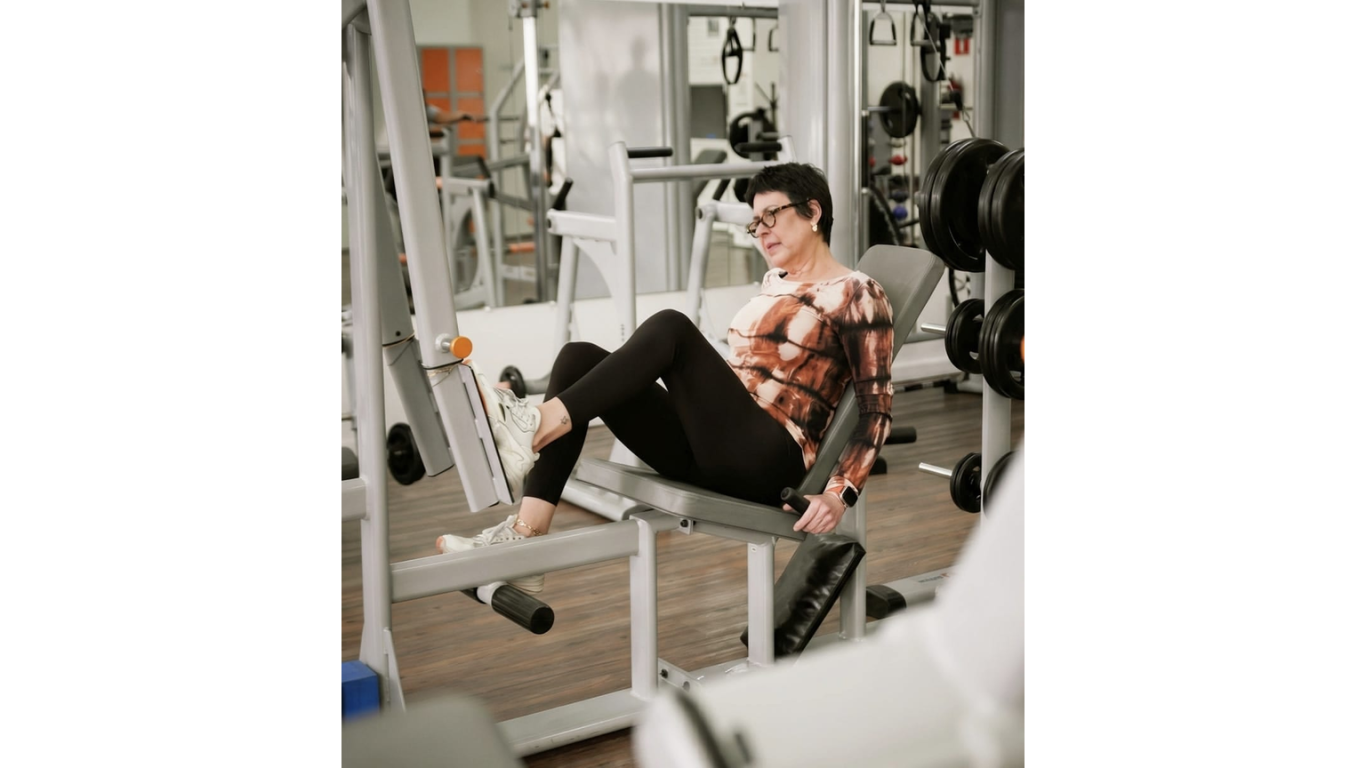 Pessoa idosa utilizando equipamento de exercícios na B-Active.