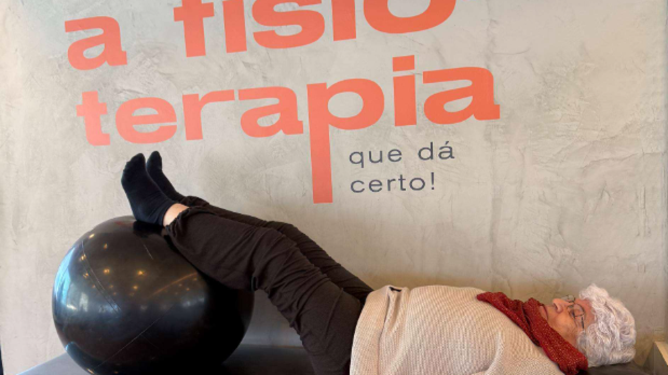 Adulto realizando exercício terapêutico para mobilidade lombar com acompanhamento profissional em ambiente B-Active