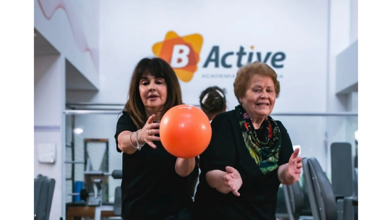 Duas mulheres participam de atividade com balão em ambiente da B-Active.